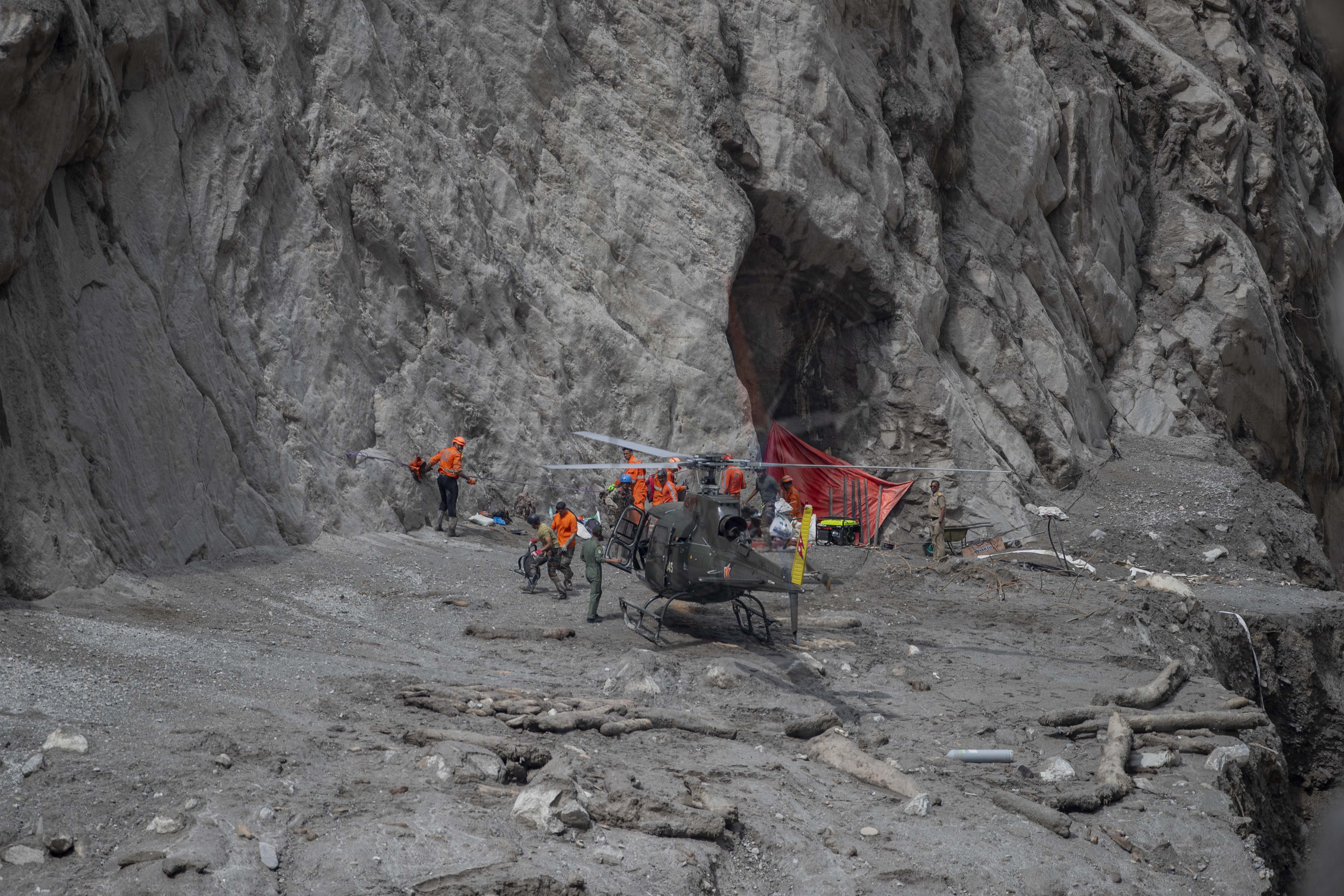 CLK_0414 Rescue team getting heli lifted from chilime hydropower station near sybrobesi 